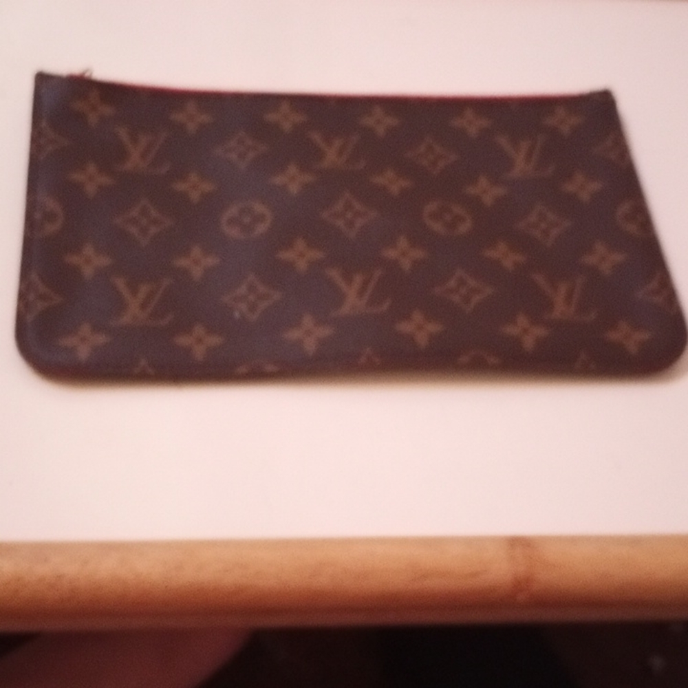 I am selling this Louis Vuitton wristlet...